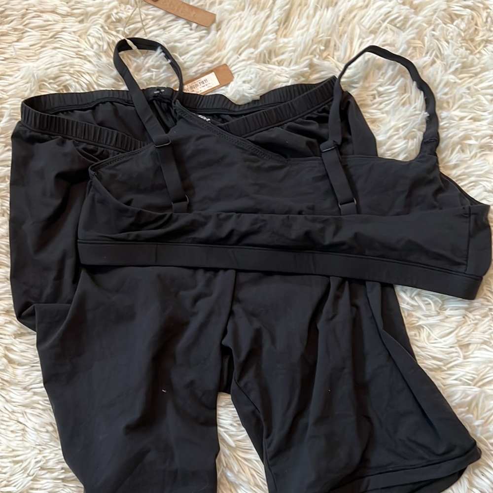 Skims scoop neck fit everybody shorts set large - Picture 4 of 5